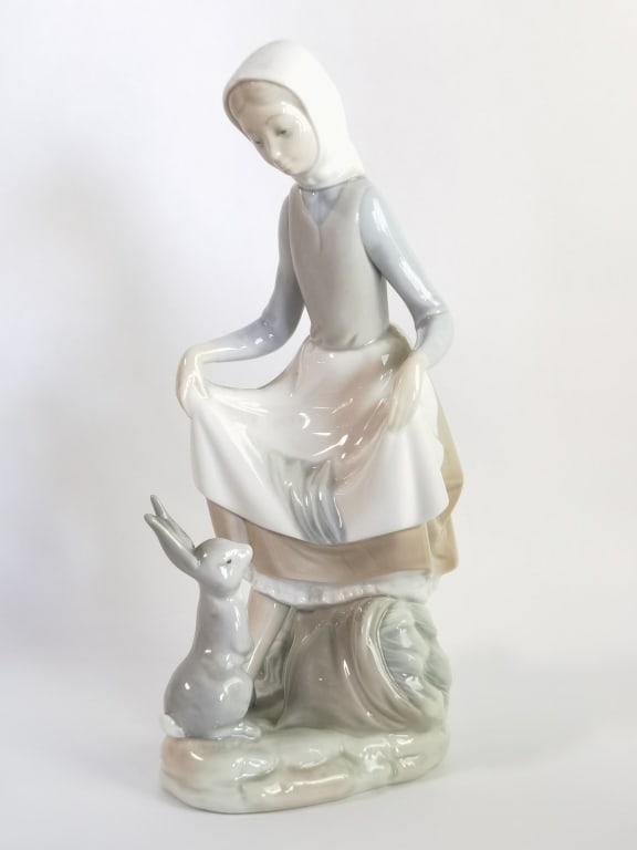 Lladro Spain Porcelain "Rabbit's Food" Figurine (1 of 4)