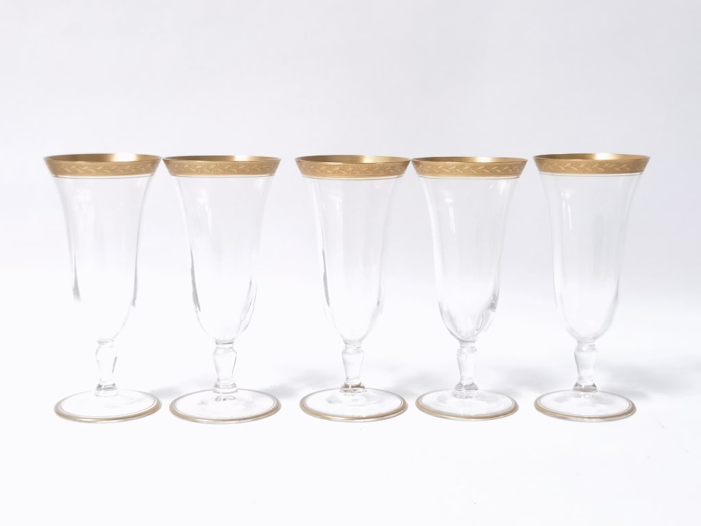 (5) Vintage Gilt-Rimmed Champagne Flutes: (5) Vintage Gilt-Rimmed Champagne Flutes, 5.5in