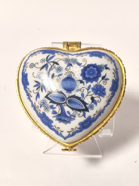 B&W Floral Heart-Shaped Limoges Style Box (1 of 4)