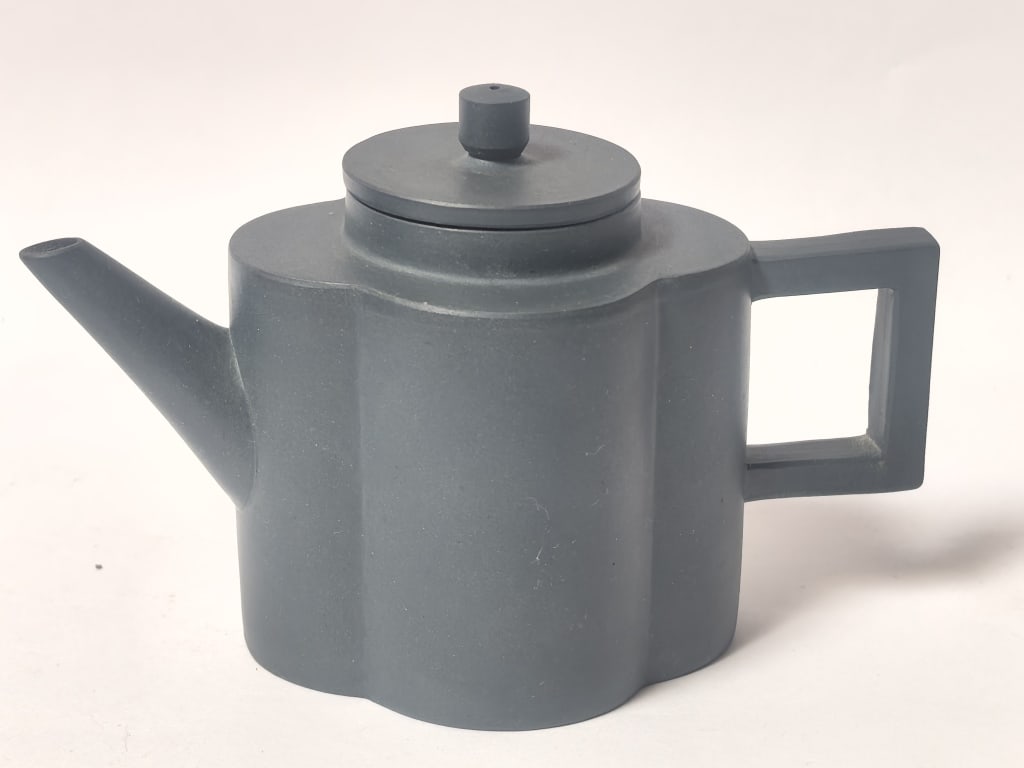 Vintage Chinese YiXing ZiSha Teapot (1 of 4)