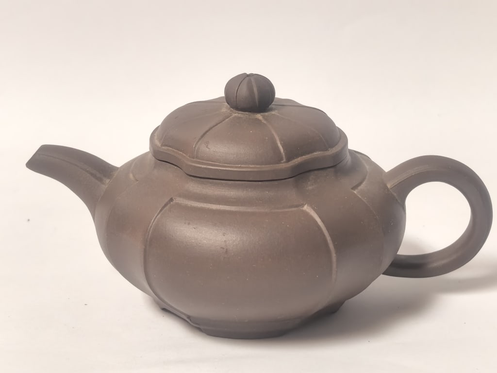 Vintage "Qin Qiu Hui" Chinese YiXing ZiSha Teapot: Vintage "Qin Qiu Hui" Chinese YiXing ZiSha Teapot, 5.75in by 4in by 3.25in