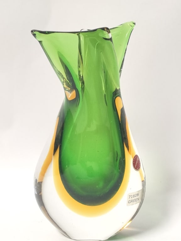 Murano Italy Green Sommerso Art Glass Vase: Murano Italy Green Sommerso Art Glass Vase, 7.75in by 4.5in