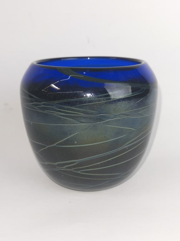 1990 Signed Green Swirl Cobalt Blue Art Glass Vase: 1990 Signed Green Swirl Cobalt Blue Art Glass Vase, 4.5in