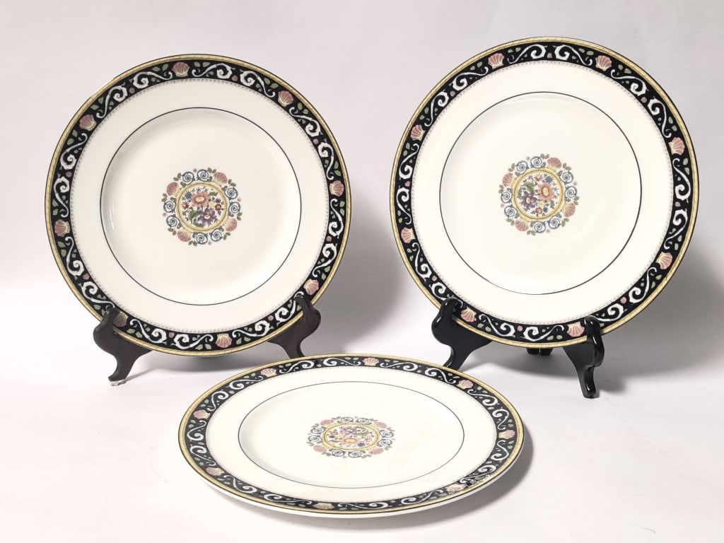 (3) Vintage Wedgwood Porcelain Runnymede Plates (1 of 5)