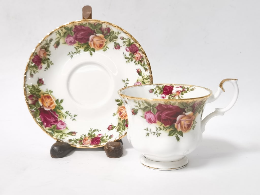 1962 Royal Albert Old Country Roses Tea Cup Set (1 of 4)