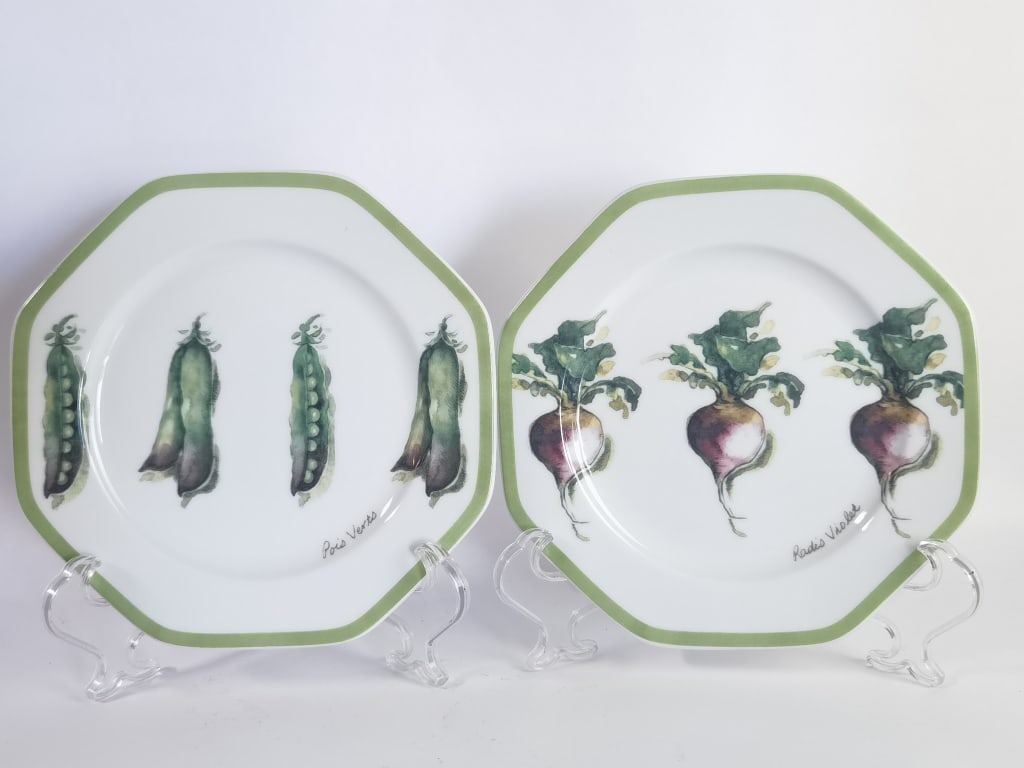 (2) William-Sonoma Vegetable Garden Plates: (2) William-Sonoma Vegetable Garden Plates, 8.5in