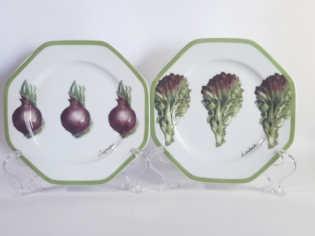 (2) William-Sonoma Vegetable Garden Plates: (2) William-Sonoma Vegetable Garden Plates, 8.5in