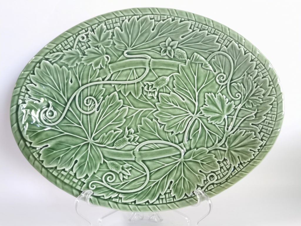 Bordallo Pinheiro Porcelain Green Vines Oval Platt (1 of 5)