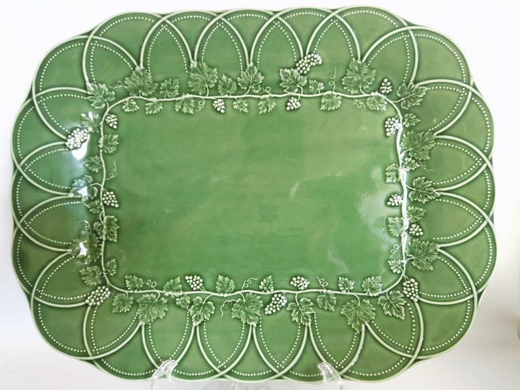 Bordallo Pinheiro Porcelain Green Vines Platter: Bordallo Pinheiro Porcelain Green Vines Platter, 18.75in by 14.5in