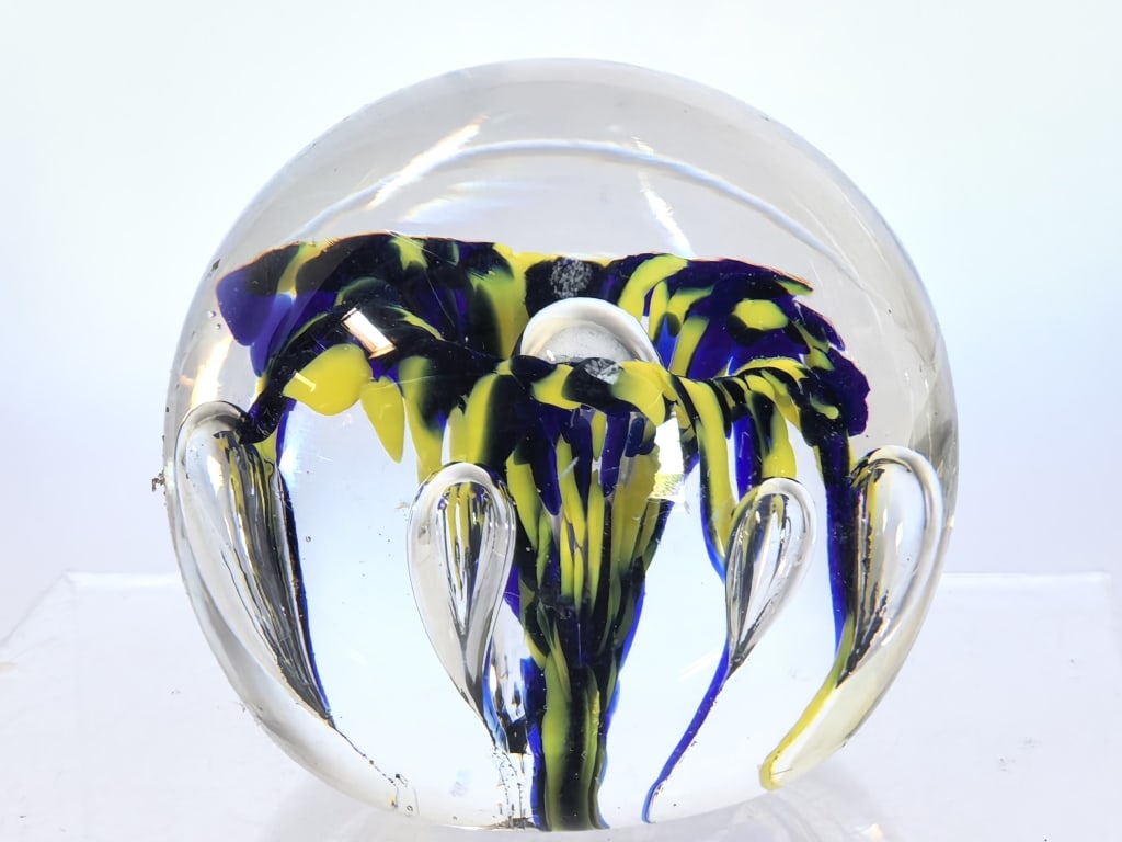 1984 Signed Controlled Bubble Art Glass Paperweigh: 1984 Signed Controlled Bubble Art Glass Paperweight, 2.5in by 2.25in