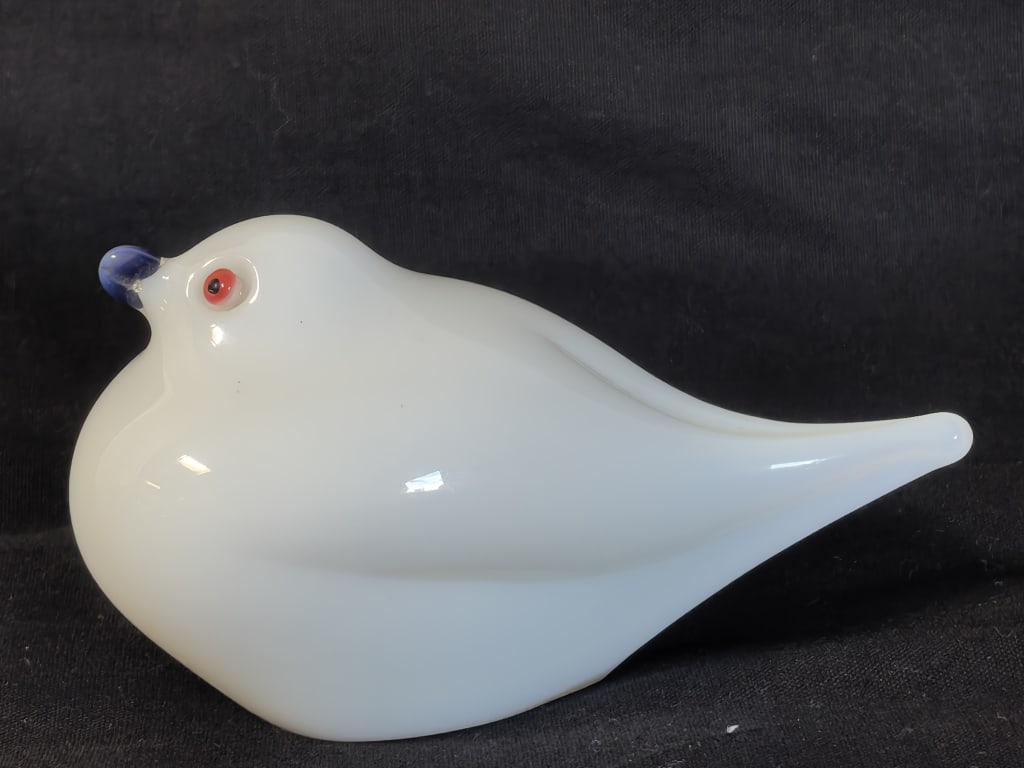 Orient & Flume White Art Glass Bird Paperweight: Orient & Flume White Art Glass Bird Paperweight, 4in by 2in