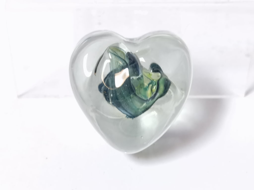 Green Swirl Heart Art Glass Paperweight (1 of 3)