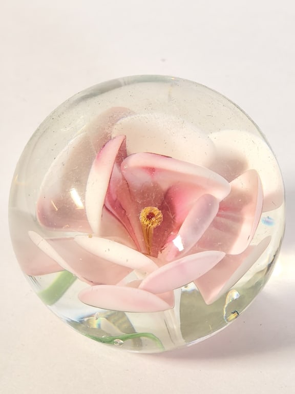 Vintage Murano Italy Pink Flower Glass Paperweight: Vintage Murano Italy Pink Flower Glass Paperweight, 2in