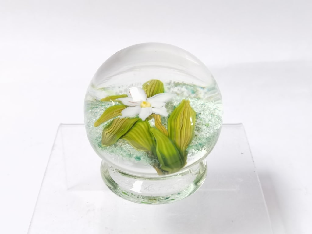 1980 Signed Flower Art Glass Paperweight (1 of 6)