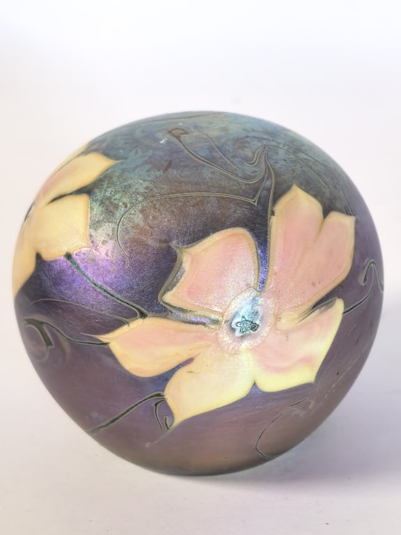 1985 Vandermark Iridescent Floral Art Glass Paperw: 1985 Vandermark Iridescent Floral Art Glass Paperweight, 3in