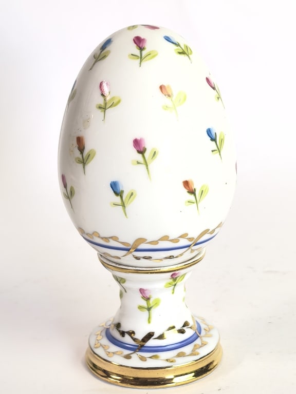 Lot 1: Floral Decorated Porcelain Egg on Stand: Lot 1: Floral Decorated Porcelain Egg on Stand, 4.5in