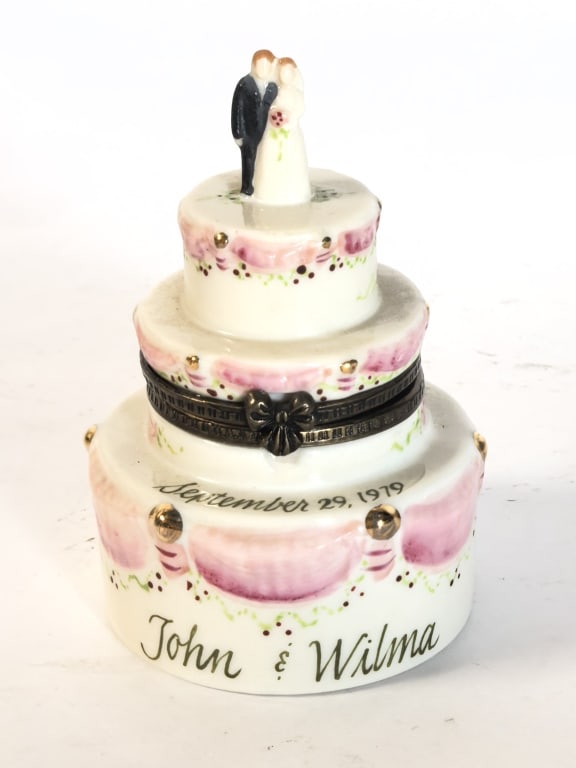 Vintage Studio USA Commemorative Wedding Cake Trin: Vintage Studio USA Commemorative Wedding Cake Trinket Box, 3.75in by 2in