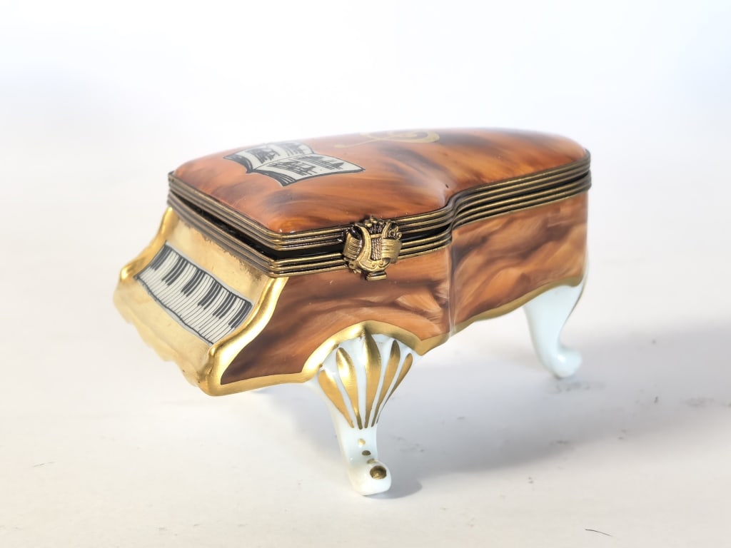 Vintage Limoges Peint Main Rochard Piano Trinket B: Vintage Limoges Peint Main Rochard Grand Piano Trinket Box, 3.5in by 2.25in by 2in