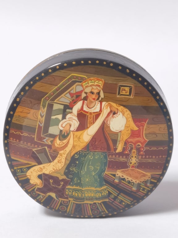 Vintage Russian The Maiden's Scarf Lacquer Trinket: Vintage Russian The Maiden's Scarf Lacquer Trinket Box, 2.5in