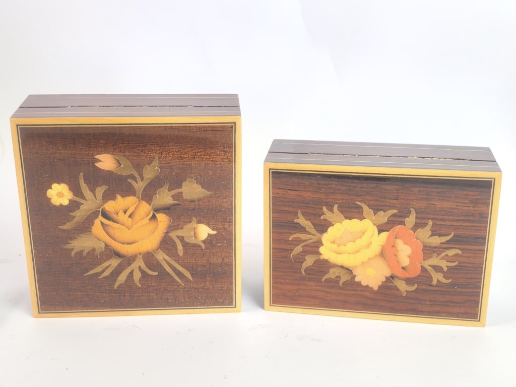 (2) Vintage Italian Sorrento Floral Marquetry Boxe: (2) Vintage Italian Sorrento Floral Marquetry Boxes, 4.25in