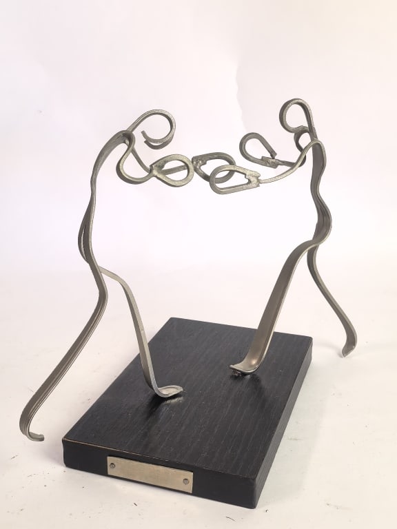 Hugo De Ritis Modernist Welded Steel Wire Sculptur: Hugo De Ritis Modernist Welded Steel Wire Sculpture, 7.5in by 6.25in by 6in