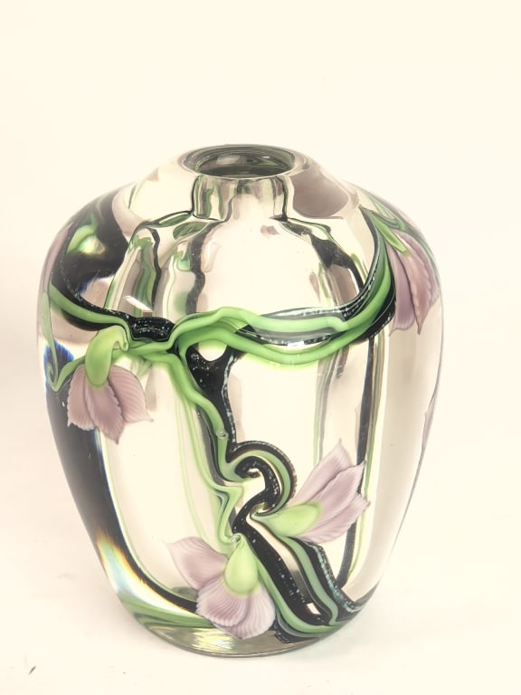 Orient & Flume by Held-Sillars Floral Art Glass Va: Orient & Flume by Held-Sillars Floral Art Glass Vase, 4.5in by 3.5in. 1983