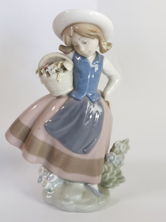 Lladro Spain Porcelain "Sweet Scent" Figurine: Lladro Spain Porcelain "Sweet Scent" Figurine, 6.5in