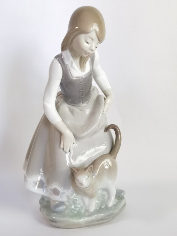 Lladro Spain Porcelain "Little Girl with Cat" Figu: Lladro Spain Porcelain "Little Girl with Cat" Figurine, 8.25in