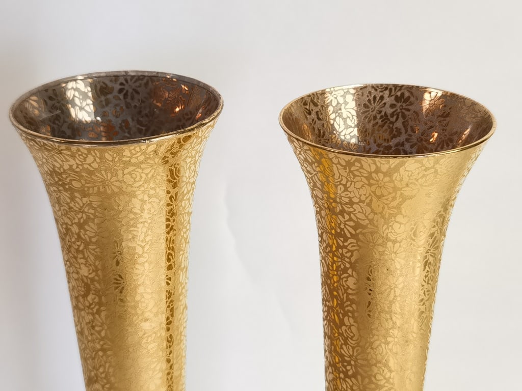Pair of Venetian-Style Gold Filigree Glass Flutes: Pair of Venetian-Style Gold Filigree Glass Flutes, 10.25in