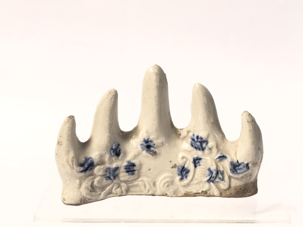 Ming-Qing Chinese Porcelain B&W Brush Rest: Ming-Qing Chinese Porcelain B&W Brush Rest, 3.25in by 2.5in