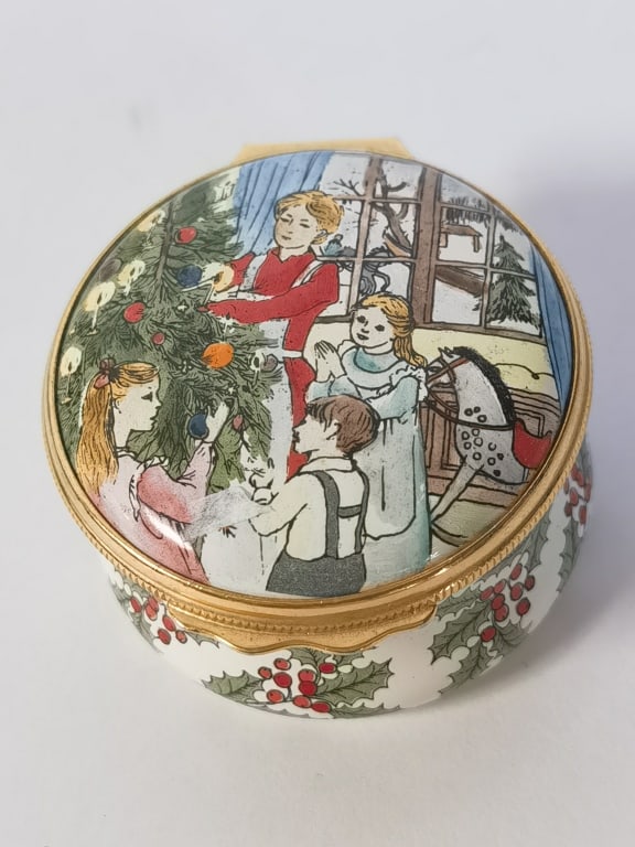 Halcyon Days Enamel Christmas Scene Box (1 of 4)