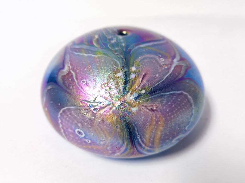 Glasshouse Studios Iridescent Flower Art Glass Vas (1 of 5)