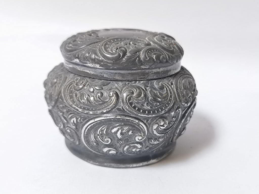 Antique Simpson Hall Miller & Co. Repousse Silver-: Antique Simpson Hall Miller & Co. Repousse Silver-Plate Vanity Jar, 2 5/8in