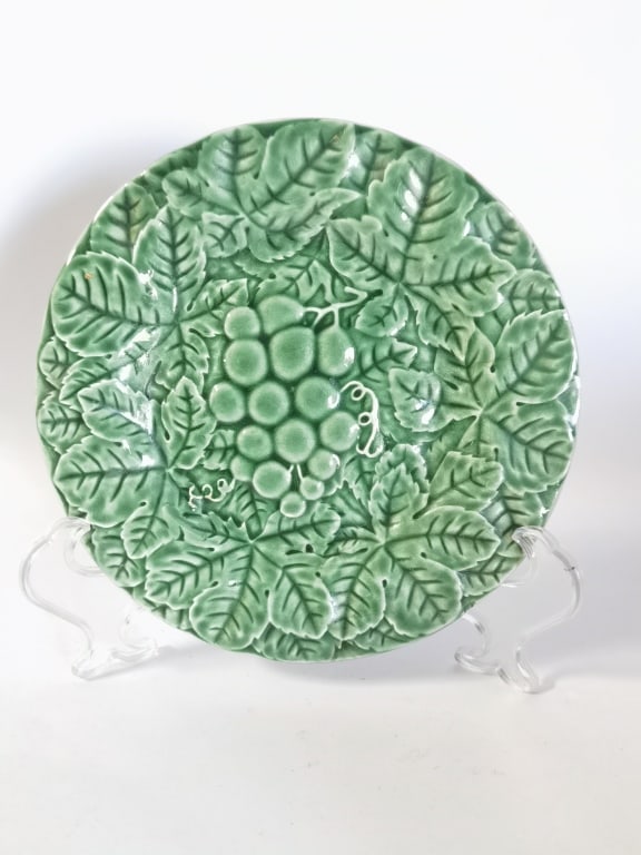Bordallo Pinheiro Porcelain Green Grapes Plate: Bordallo Pinheiro Porcelain Green Grapes Plate, 7.75in
