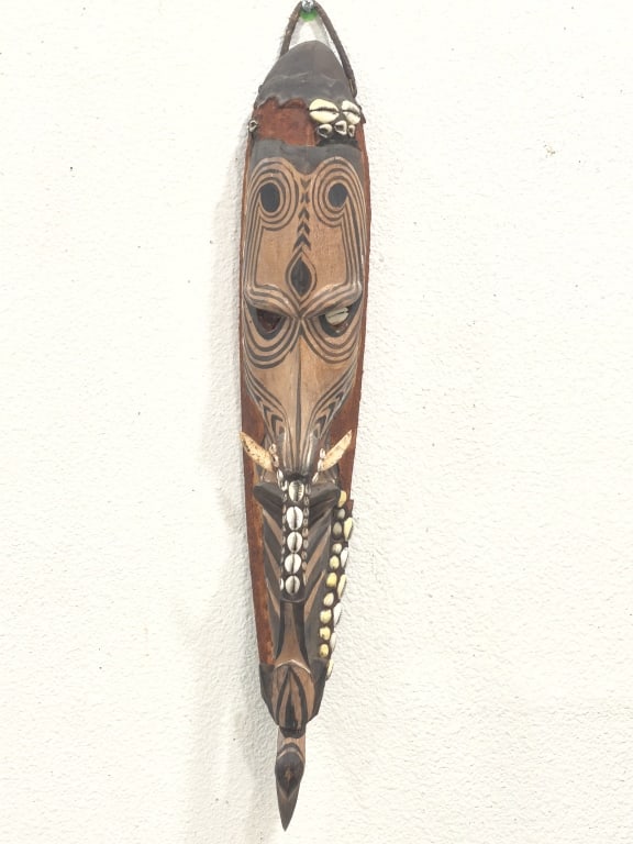 Vintage Sepik River Carved Wood & Cowrie Shell Spi (1 of 5)