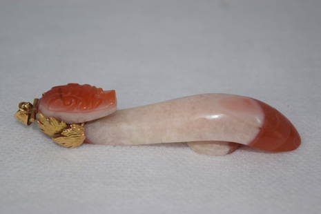 Qing Dynasty Chinese Red/White Agate Belt Hook: Qing dynasty red and white agate belt hook with 14k gold. Length: 3in. Condition: Age wear