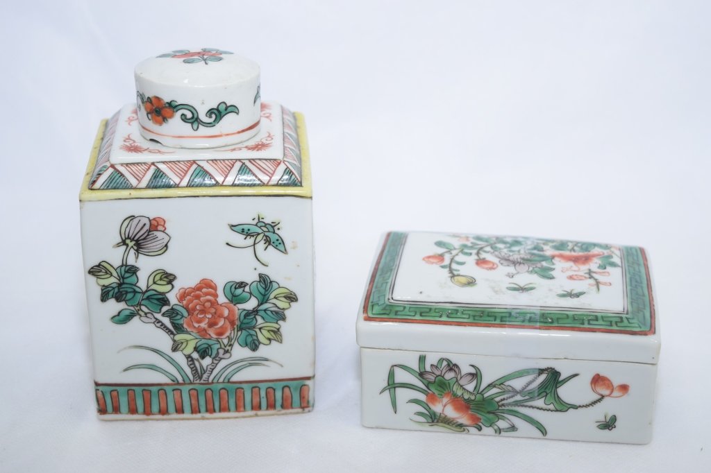 Two Chinese WuCai Box and Vase (1 of 3)