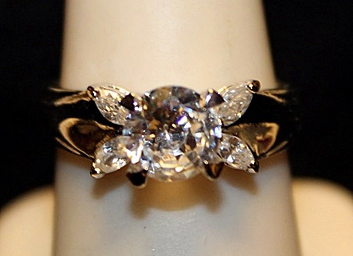 Beautiful White Topaz Sterling Silver Ring. (548L): Beautiful White Topaz Sterling Silver Ring. (548L)Gemstones twt approx. 3cts.