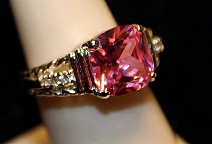 Beautiful Pink Sapphire & White Topaz SS Ring. (767L): Beautiful Pink Sapphire & White Topaz SS Ring. (767L) Gemstones twt approx. 5cts. Sterling Silver.