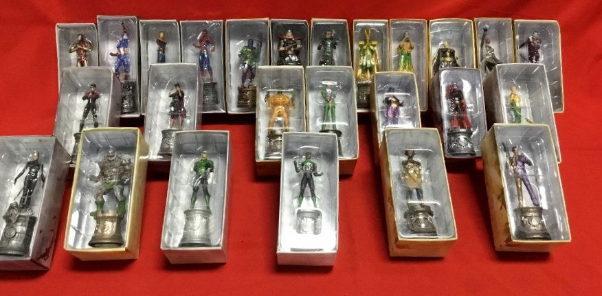 Lot of 24 Easglemoss Chess Pieces (1 of 5)