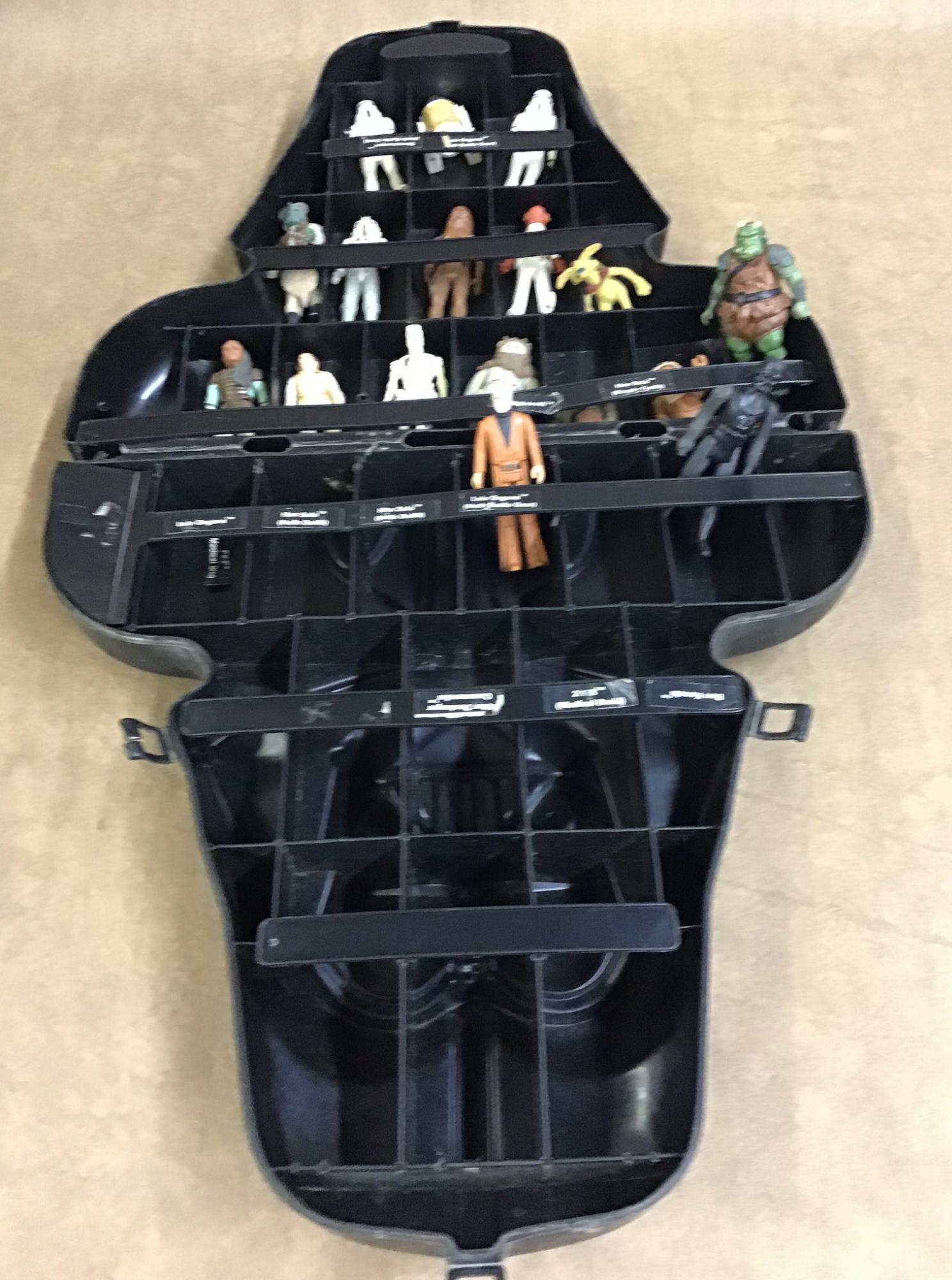 Star Wars Darth Vader Carrying Case and Figurines: 17 Star Wars Figures in Darth Vader Carry Case