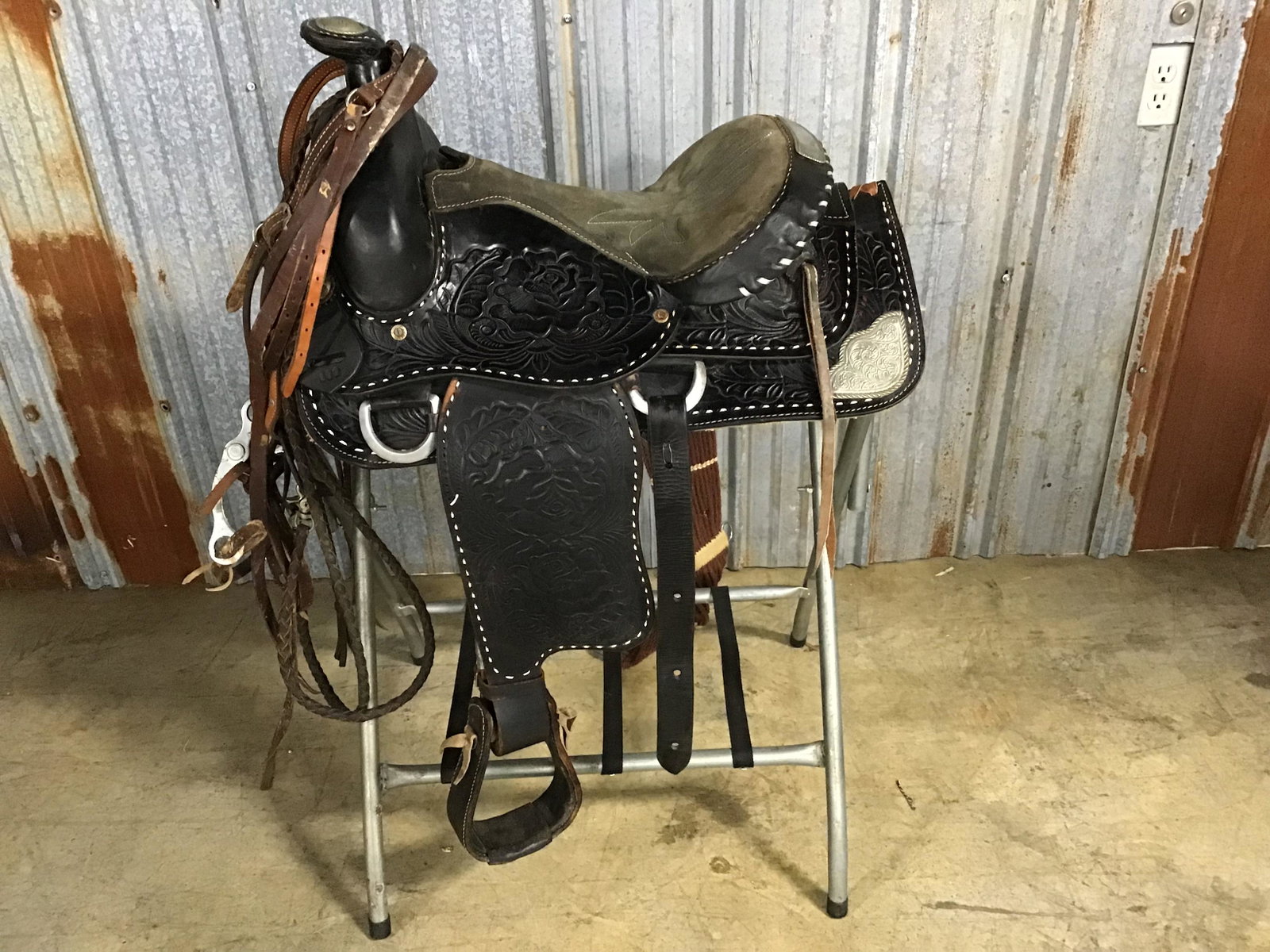 Black Western Saddle & 2 Bridles: 15" Seat, White buck stitching, Unknown maker, 2 One Ear Bridles (1-is Billy Cook) and saddle stand. Good used condition