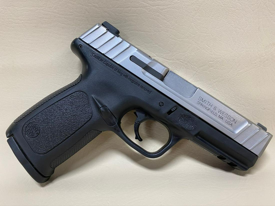 SMITH & WESSON SD40 VE 40 S&W: SN# FXM2354