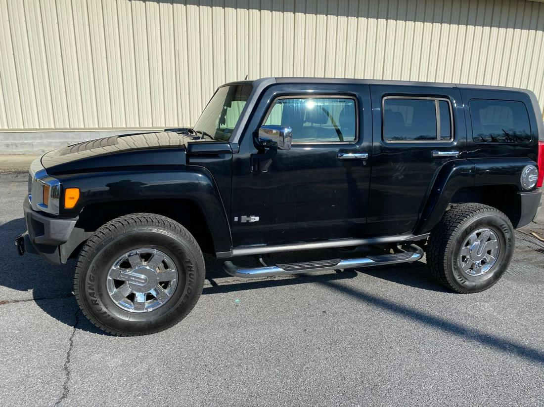 2006 HUMMER H3: 148070 MILES, HAS NEW TIRES, COMES WITH CHROME PACKAGE, FULL LEATHER SEATS, HAS TWO MONITORS IN HEADRESTS FOR MOVIE WATCHING IN THE BACK, POWER WINDOW, SUNROOF, DRIVES AND RUNS GREAT. WOULD BE A GOOD 