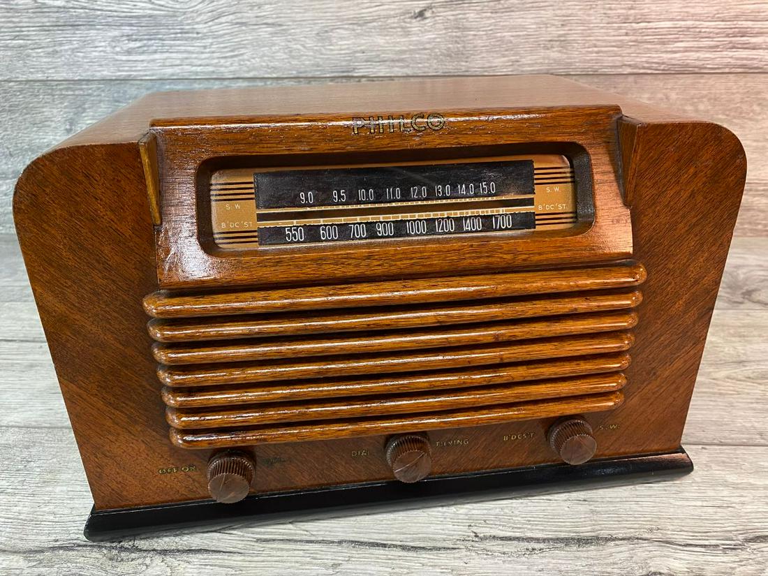 PHILCO TABLE TOP RADIO: BEAUTIFUL WOOD CASE AND GRILL. NO ISSUES IN VENEER. BAKELITE KNOBS WORKING. CHECKED BY FREDERICK V. PERDUE. VERY GOOD USED CONDITION. 13 1/2"W X 7 3/4"D X 8 1/2"T