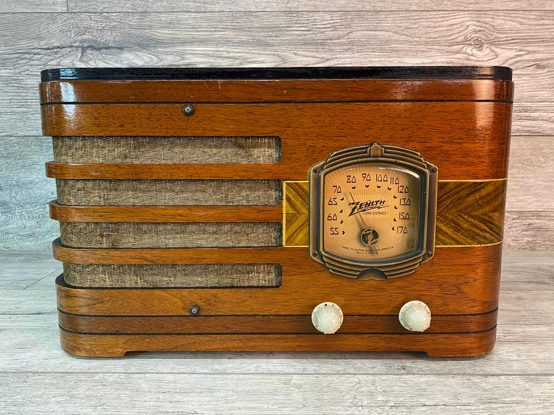 ZENITH MODEL 4-K-331 FARM BATTERY RADIO: NICE WOOD CASE, NO VENEER ISSUES. WORKS. CHECK AND SERVICED BY FREDERICK V. PERDUE. 15 1/8" W x 9 1/8"T x 11"D
