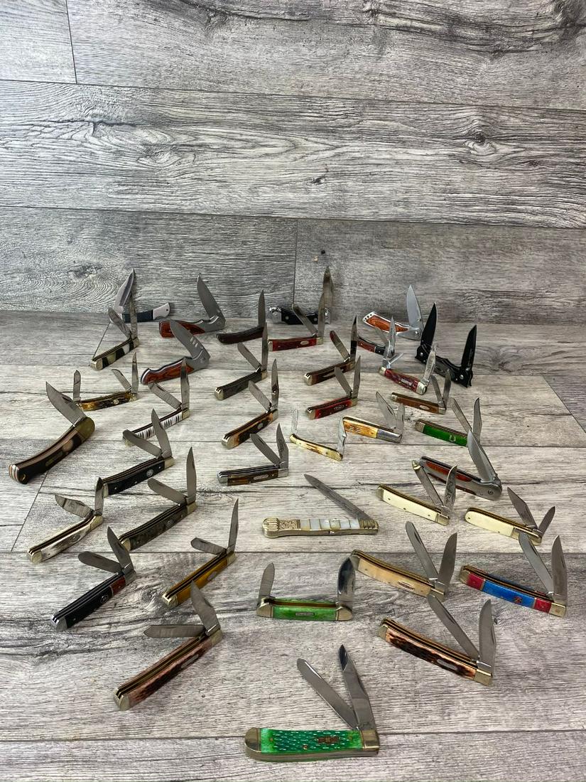 HUGE LOT OF 38 VARIOUS POCKET KNIVES: UNITED, WINCHESTER, EMPERIAL, MOSSBERG, SMITH & WESSON, SCHRADE, & OTHERS. VERY GOOD CONDITION.