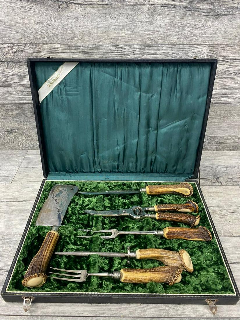 VINTAGE ROSTFREI STAG HANDLE SERVING SET: ROSTFREI, SOLINGEN GERMANY. ENGRAVINGS ON BLADES, STAGE HANDLES. VERY BEAUTIFUL SERVING SET IN VG CONDITION. 6 PIECE SET IN FOUND CONDITION.
