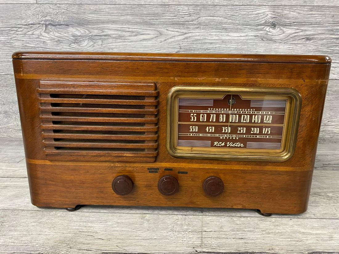 RCA VICTOR TABLE TOP RADIO 1940 14 BT2: RADIO TUNES AND PLAYS WELL. FOUND WORKING CONDITION