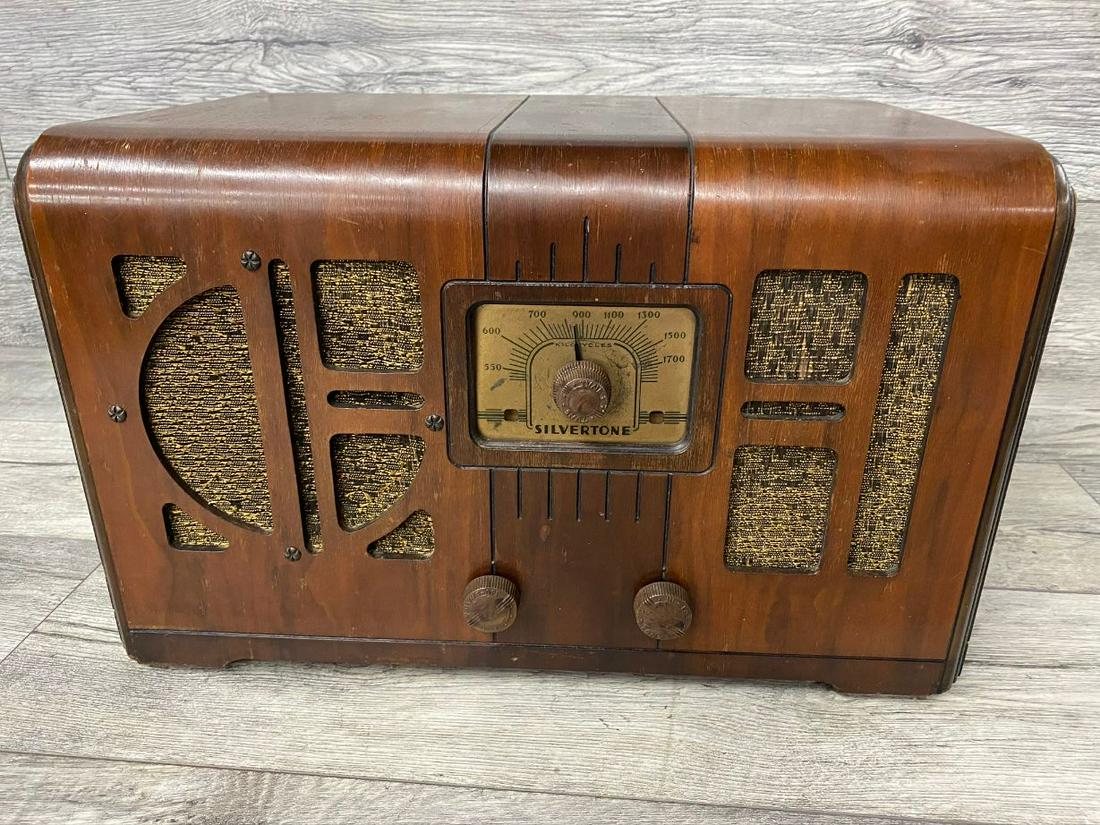 1937 SILVERTONE 4684-4865 A.M.: RADIO BATTERY POWERED. PLAYS WELL BUT ONLY WITH GOOD REGULATED POWER SUPPLY. FOUND CONDITION